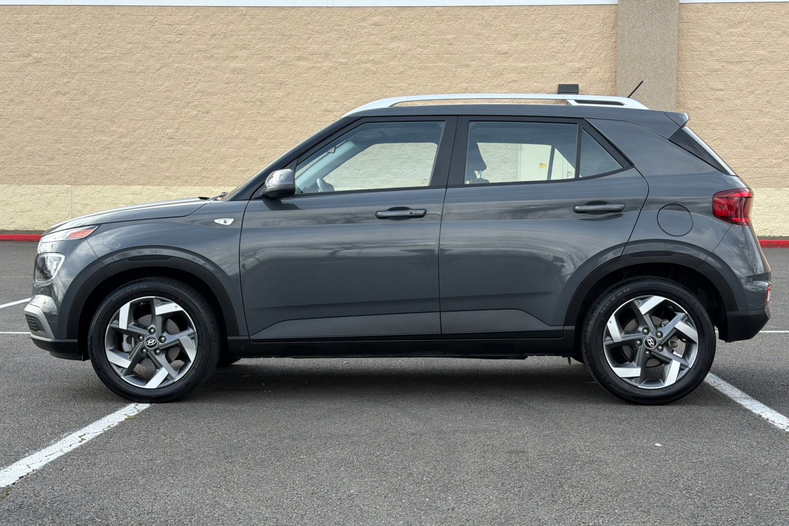 Used 2025 Hyundai Venue SEL image 7