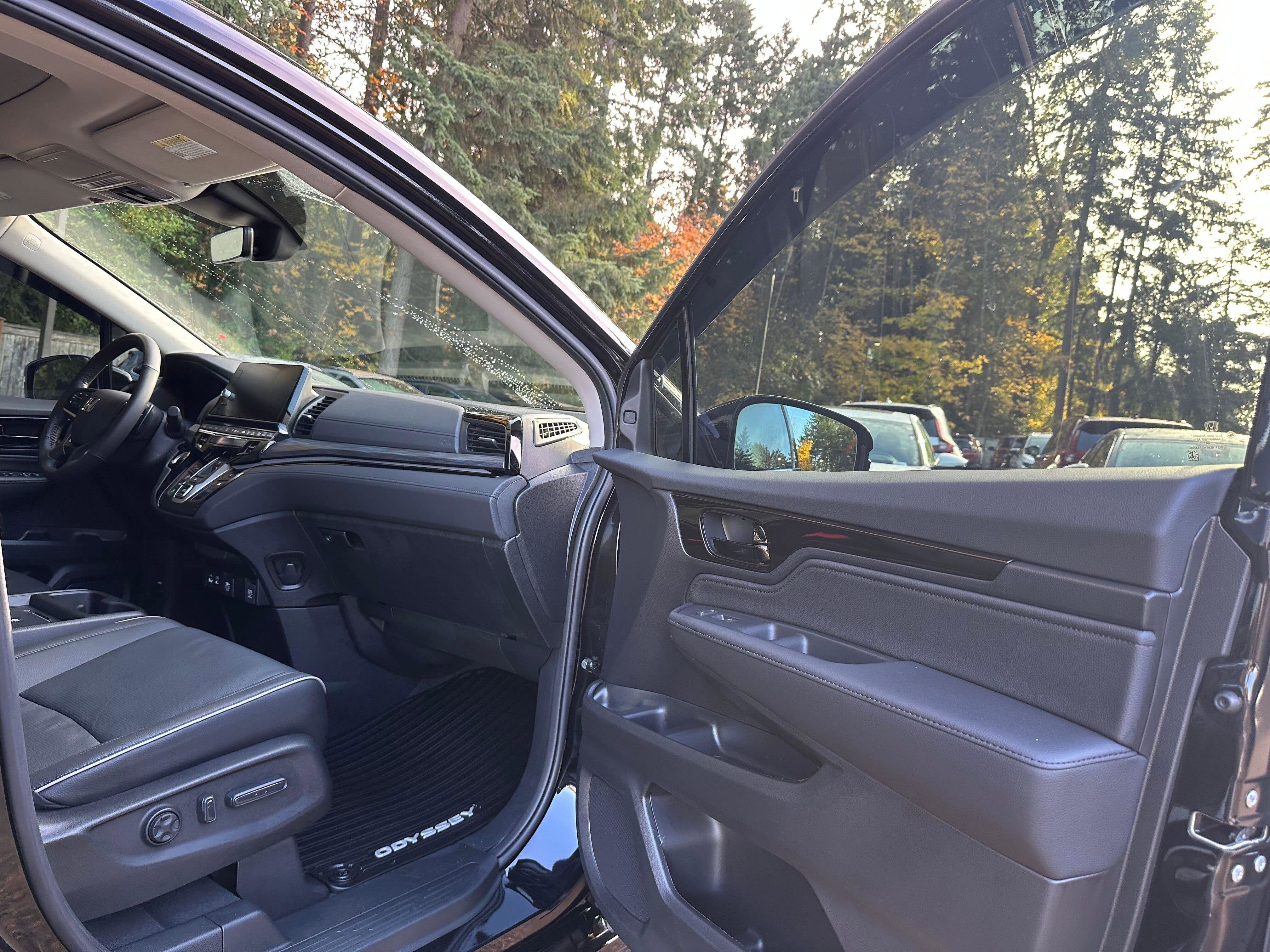 Used 2025 Honda Odyssey Elite image 11
