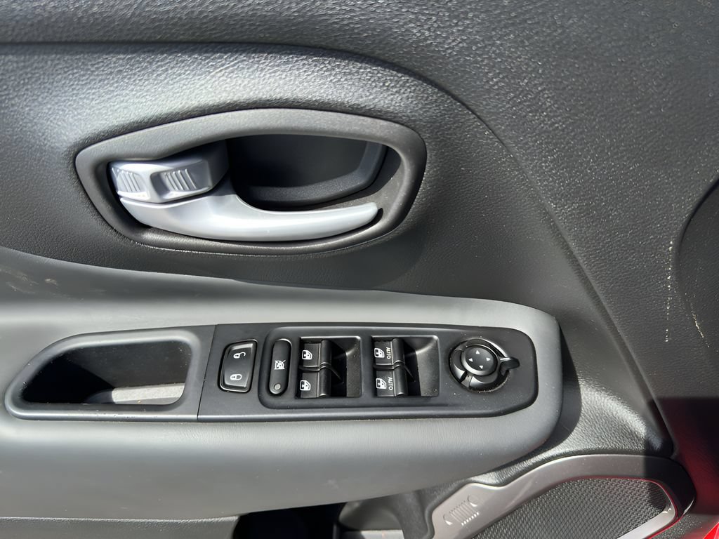 Used 2023 Jeep Renegade Latitude w/ Sun/Sound Group AWD/4WD image 16