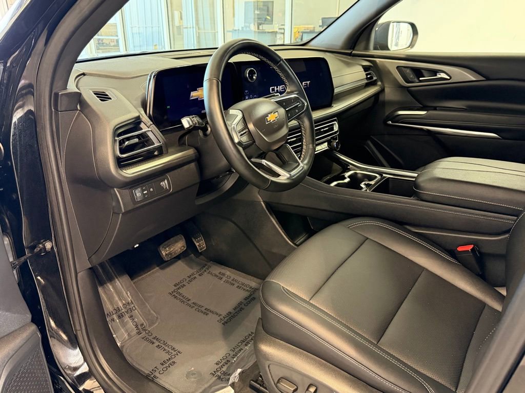Used 2025 Chevrolet Traverse LT image 8