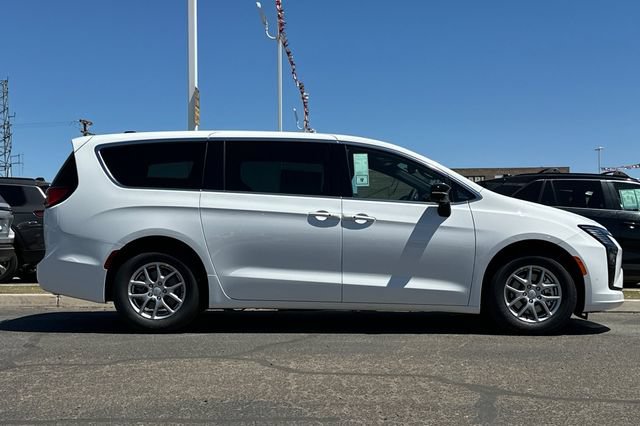 New 2027 Chrysler Pacifica Select FWD image 2