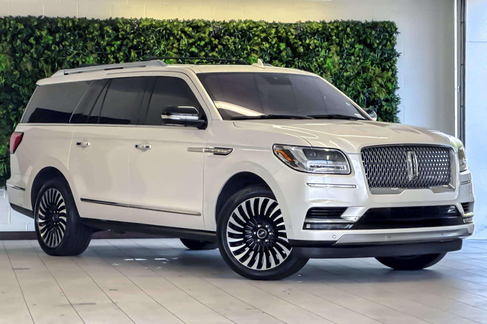 Used 2019 Lincoln Navigator L Reserve AWD/4WD image 2