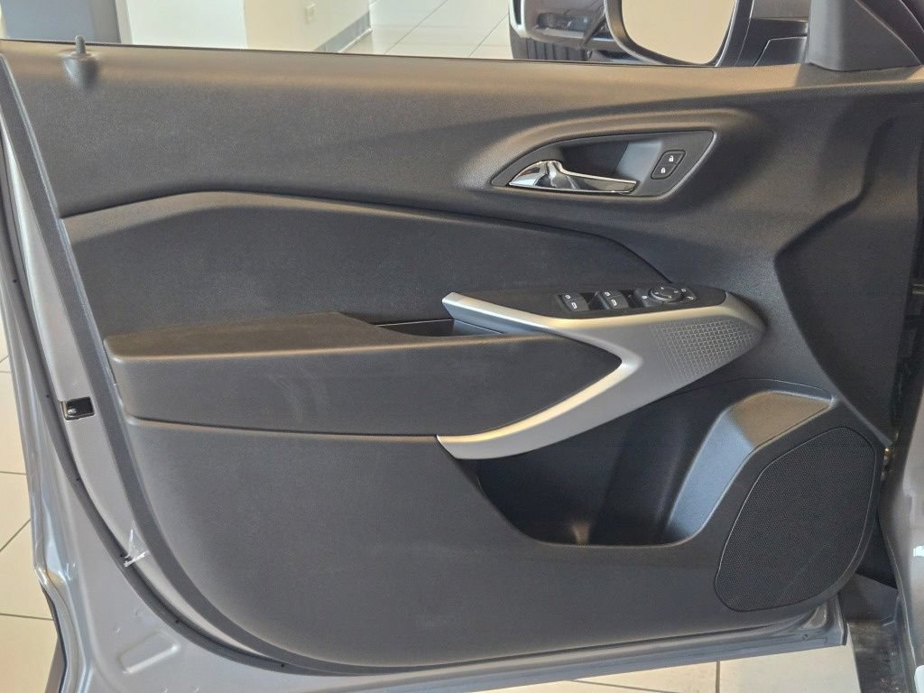 New 2026 Chevrolet Trax LS w/ LS Convenience Package FWD image 15