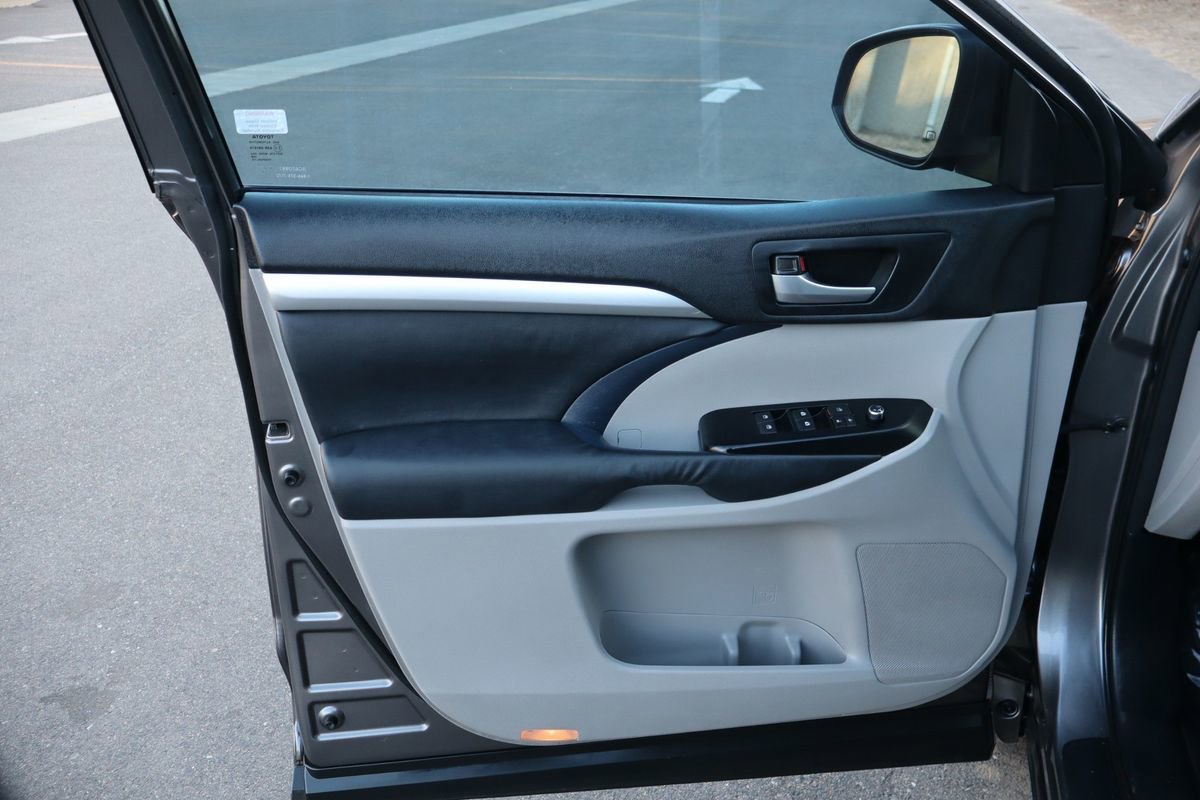 Used 2014 Toyota Highlander XLE image 25