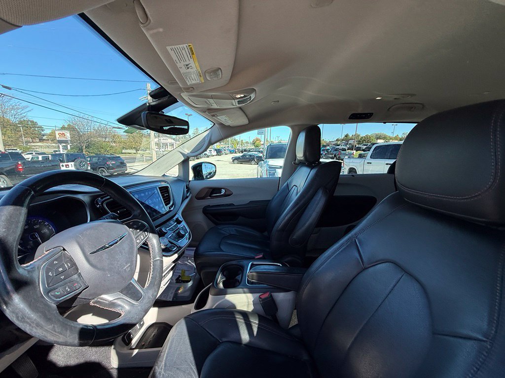 Used 2017 Chrysler Pacifica Touring-L Plus w/ Advanced Safetytec Group FWD image 12