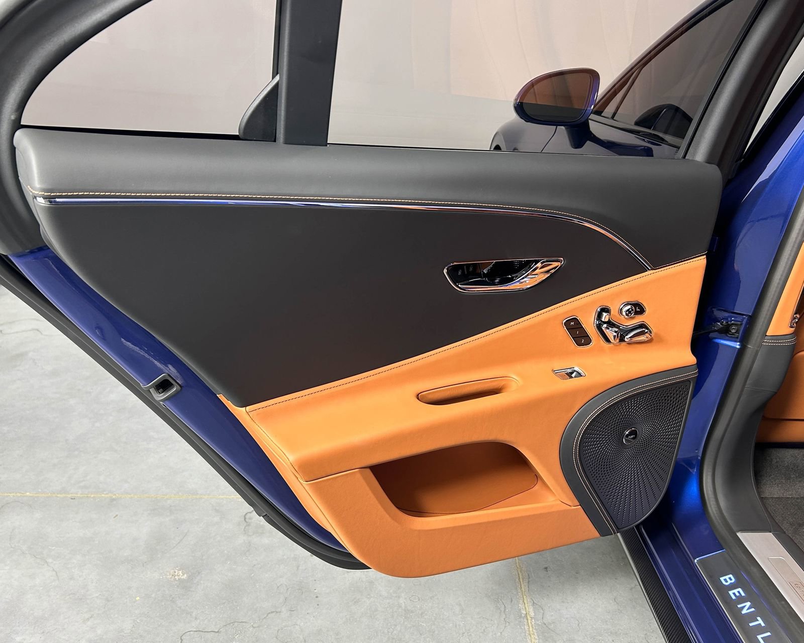 Used 2024 Bentley Flying Spur V8 image 35
