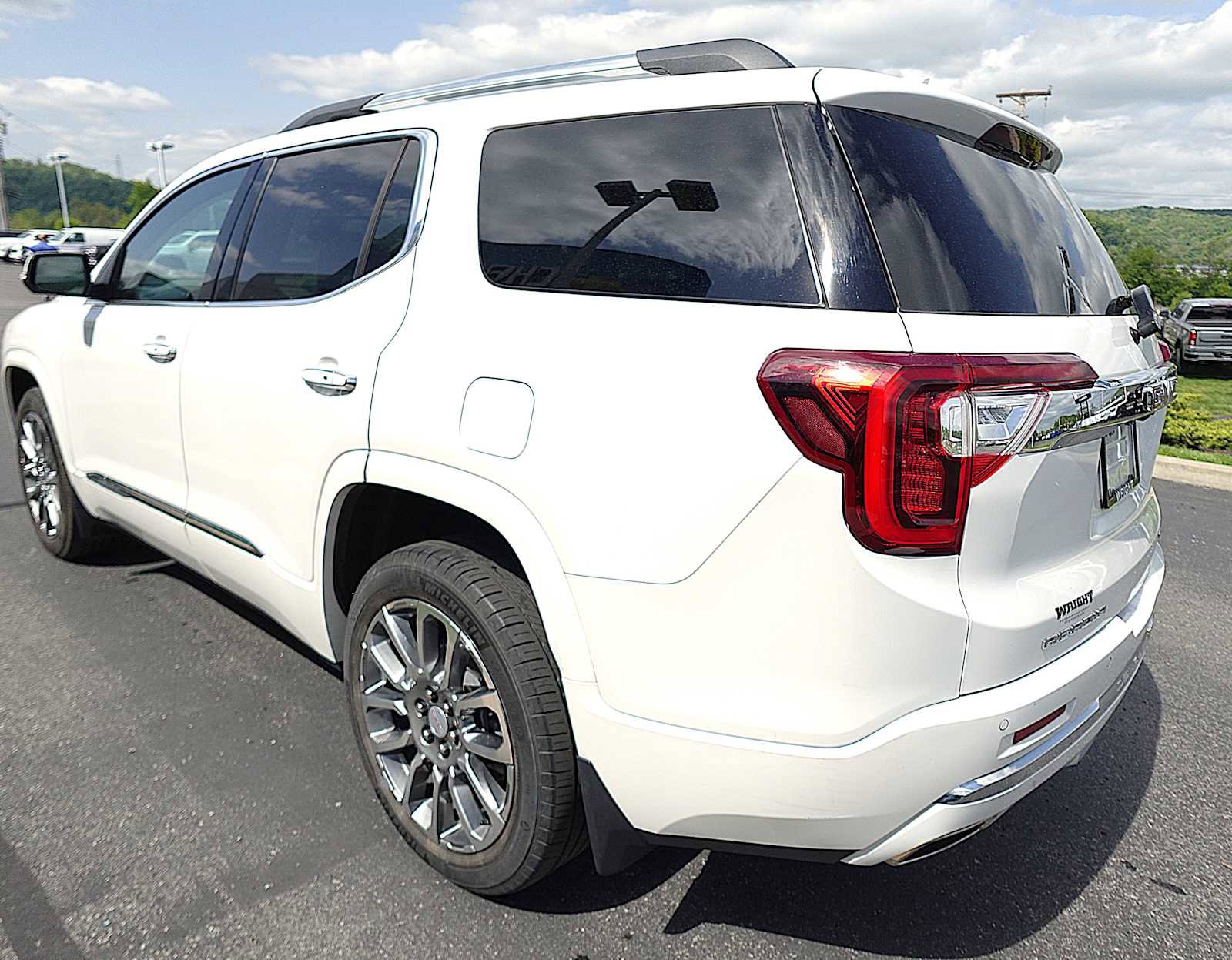 Used 2023 GMC Acadia Denali w/ Denali Ultimate Package AWD/4WD image 5