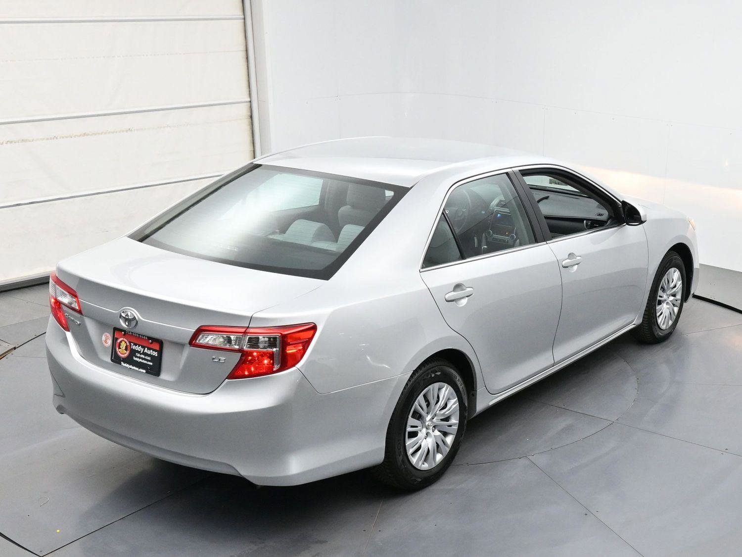 Used 2014 Toyota Camry LE FWD image 32