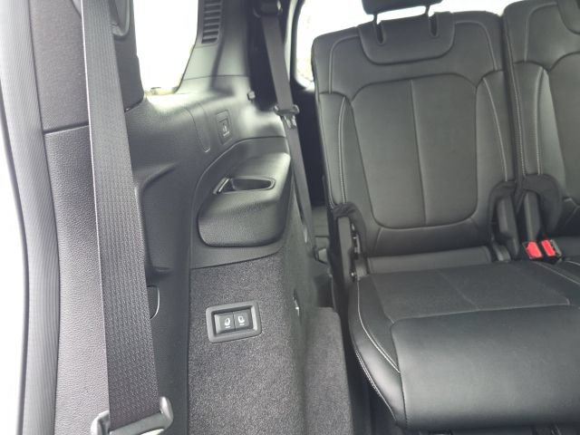 Used 2025 Jeep Grand Cherokee L Overland w/ Advanced Protech Group III AWD/4WD image 57