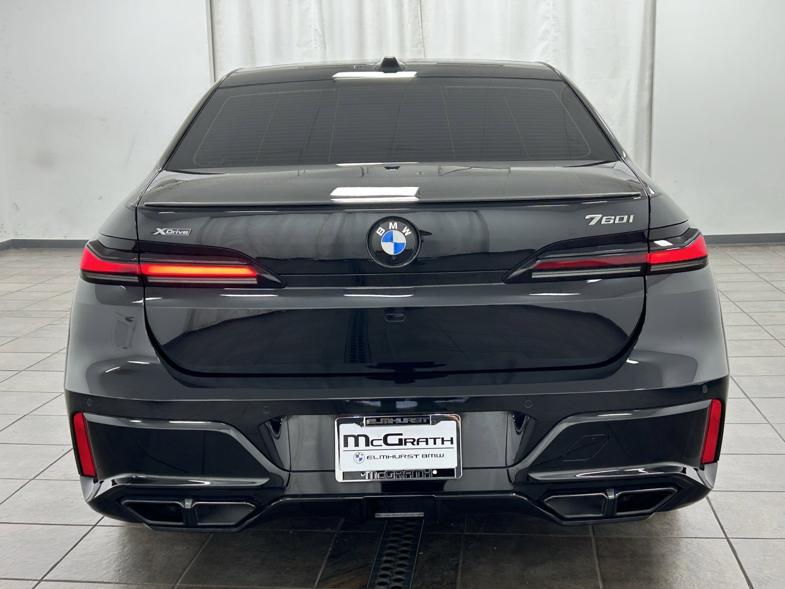 Used 2025 BMW 760i xDrive w/ Premium Package image 4