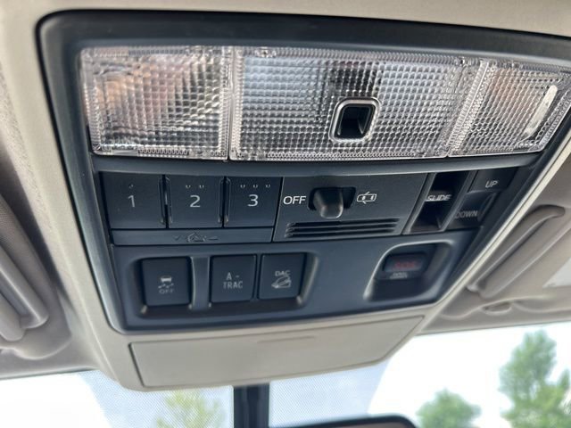 Used 2018 Toyota 4Runner Limited AWD/4WD image 23