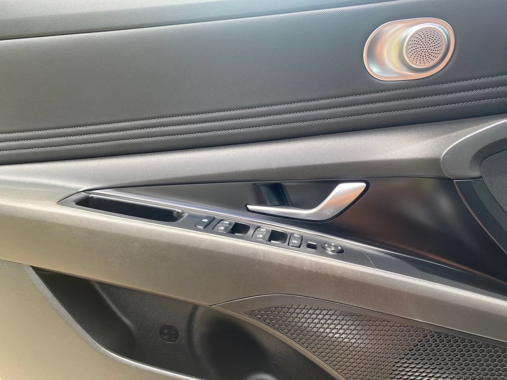Certified 2024 Hyundai Elantra Limited FWD image 13