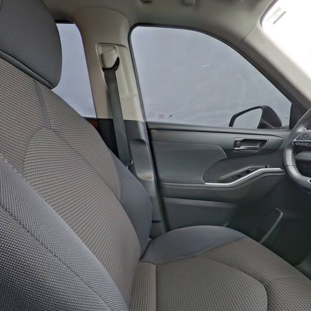 Used 2020 Toyota Highlander LE image 27