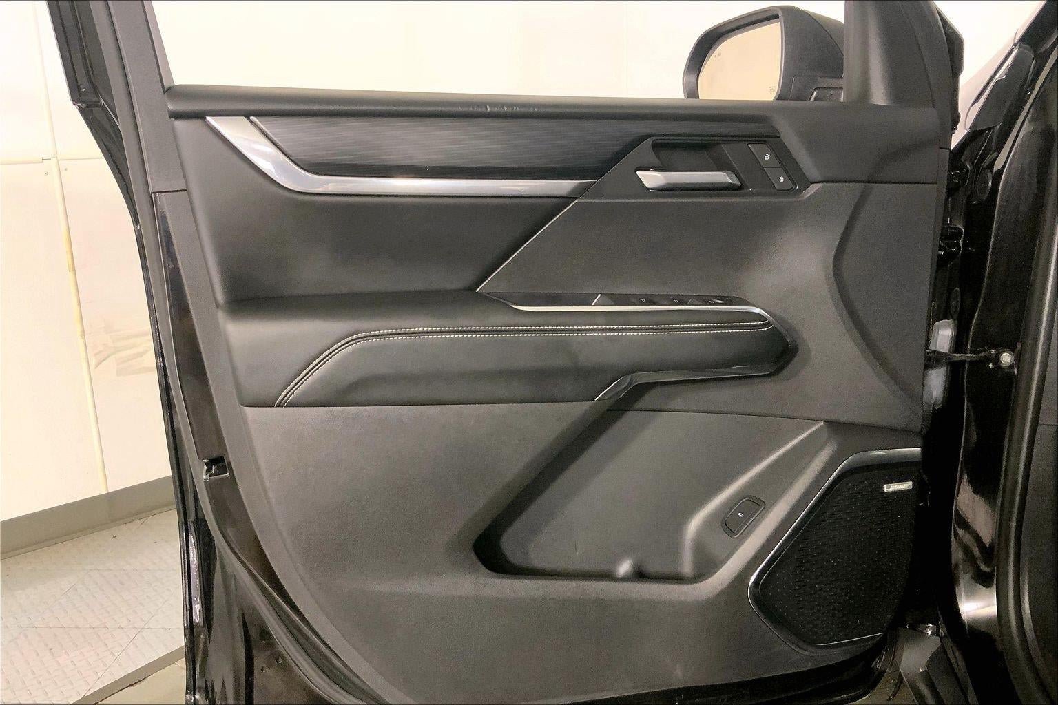 Used 2025 GMC Acadia Elevation FWD image 25