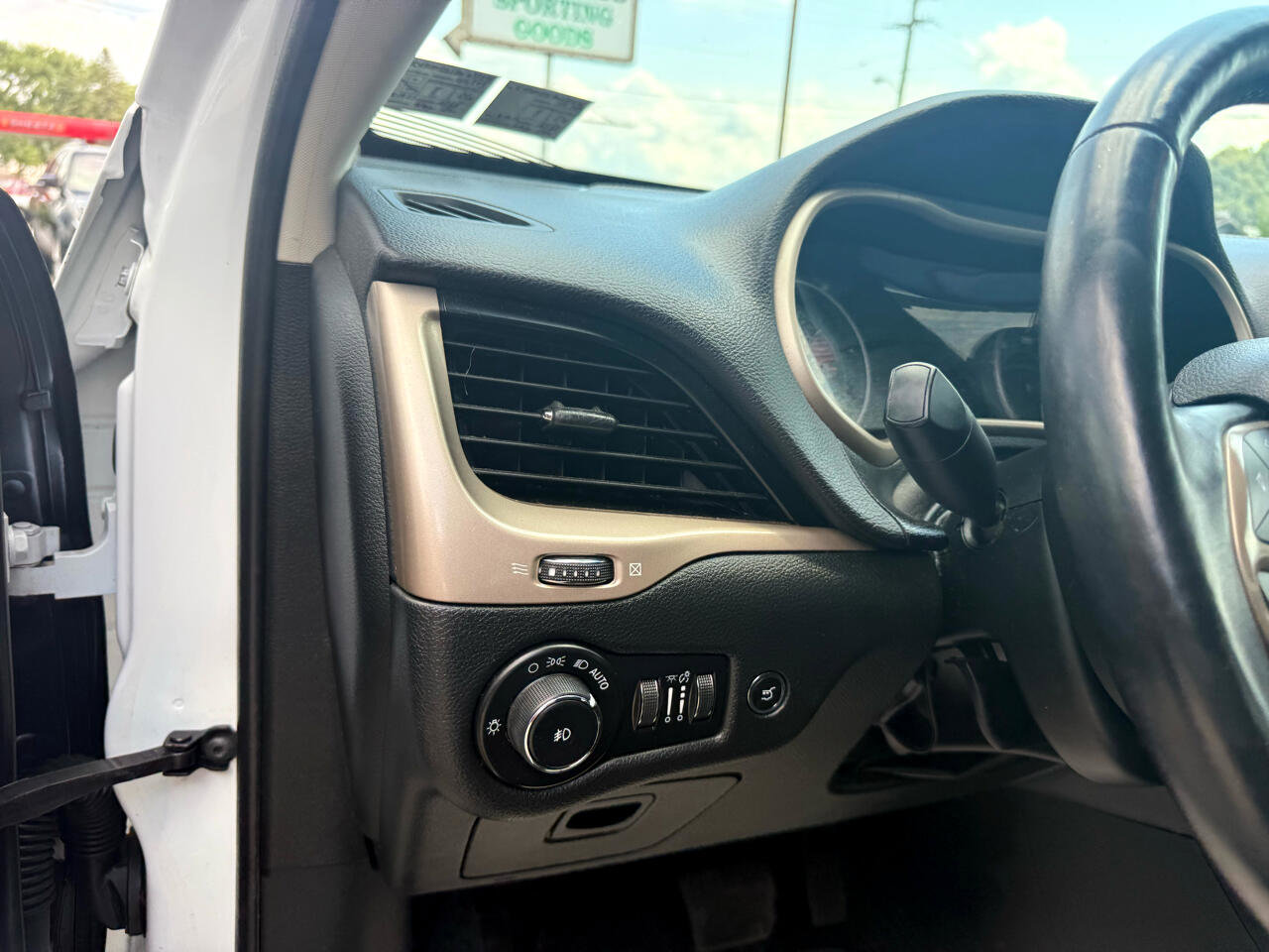 Used 2017 Jeep Cherokee High Altitude w/ Luxury Group image 32