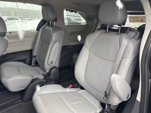 Used 2022 Toyota Sienna Limited image 24