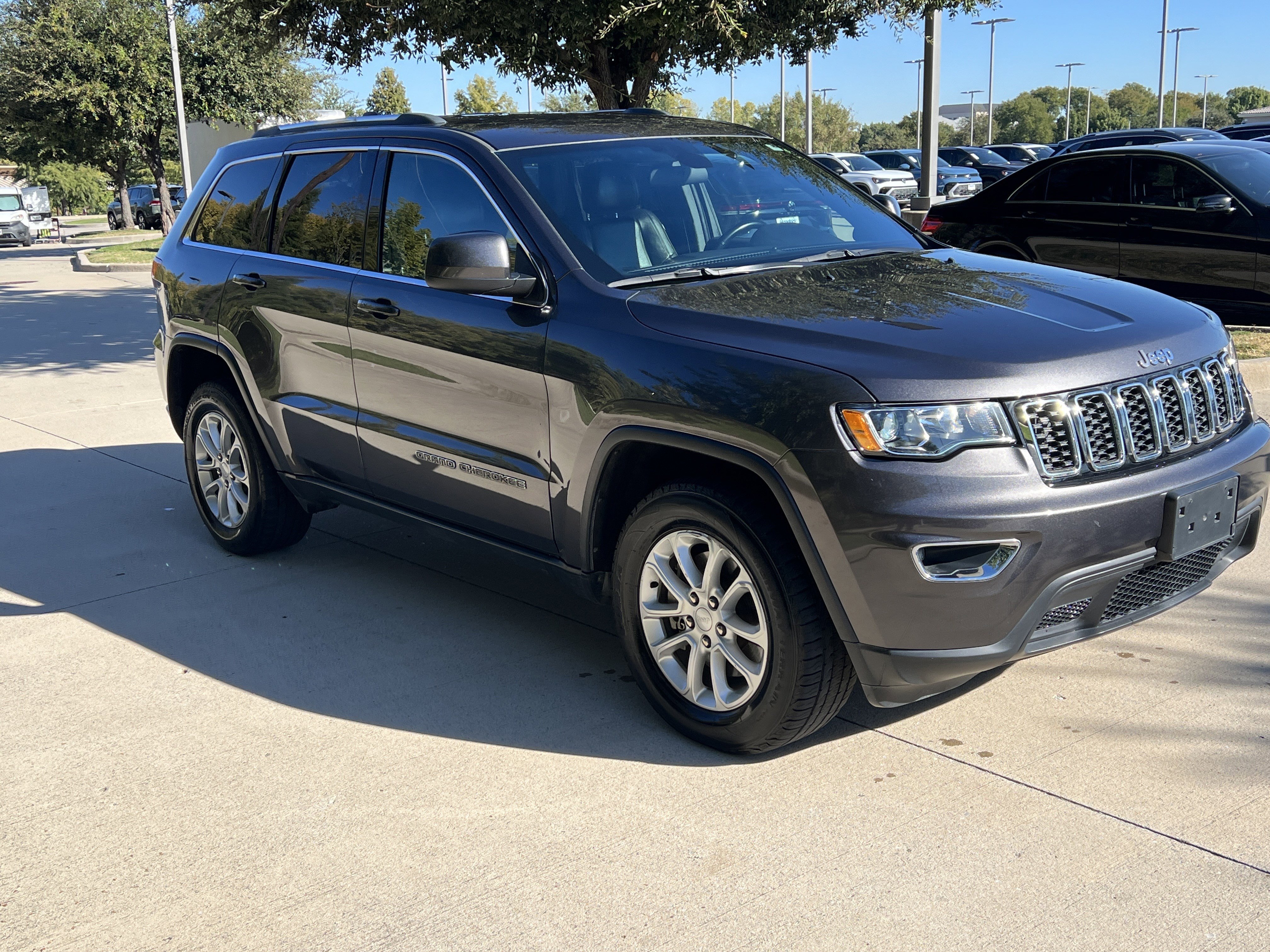 Used 2021 Jeep Grand Cherokee Laredo X image 2