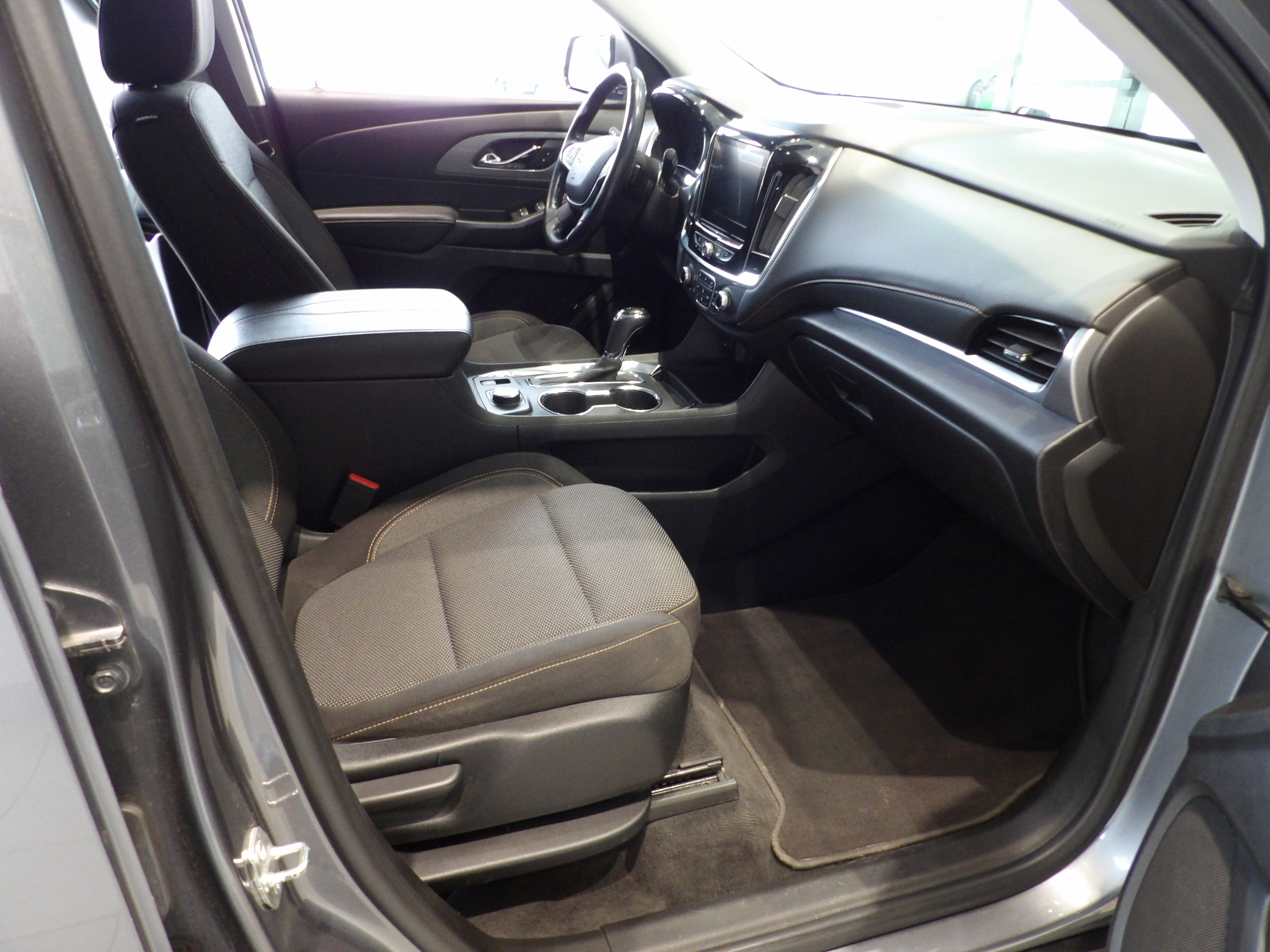 Used 2020 Chevrolet Traverse LT w/ Driver Confidence II Package image 25