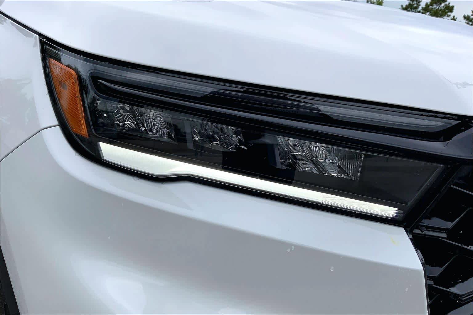 Used 2025 Honda Pilot TrailSport image 27