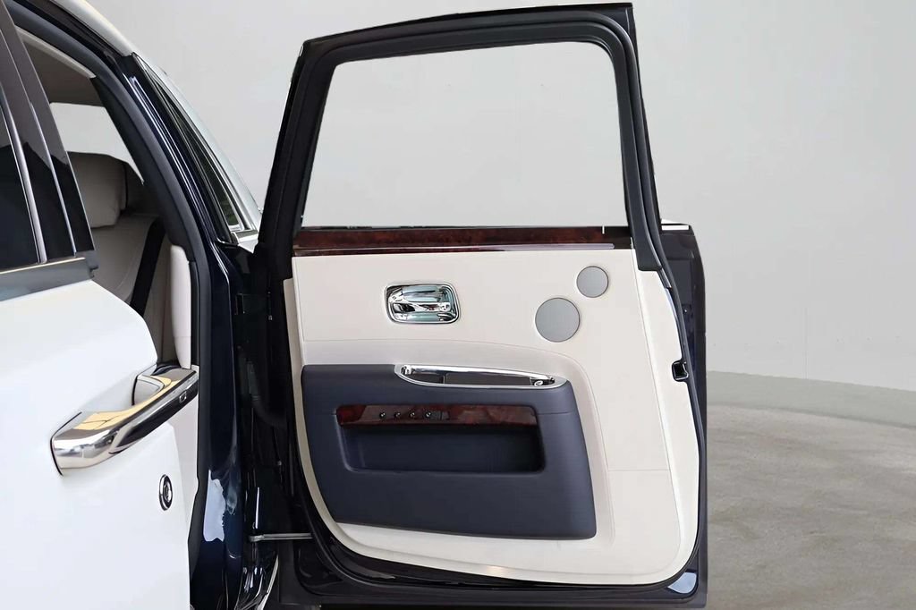 Used 2016 Rolls-Royce Ghost RWD image 16