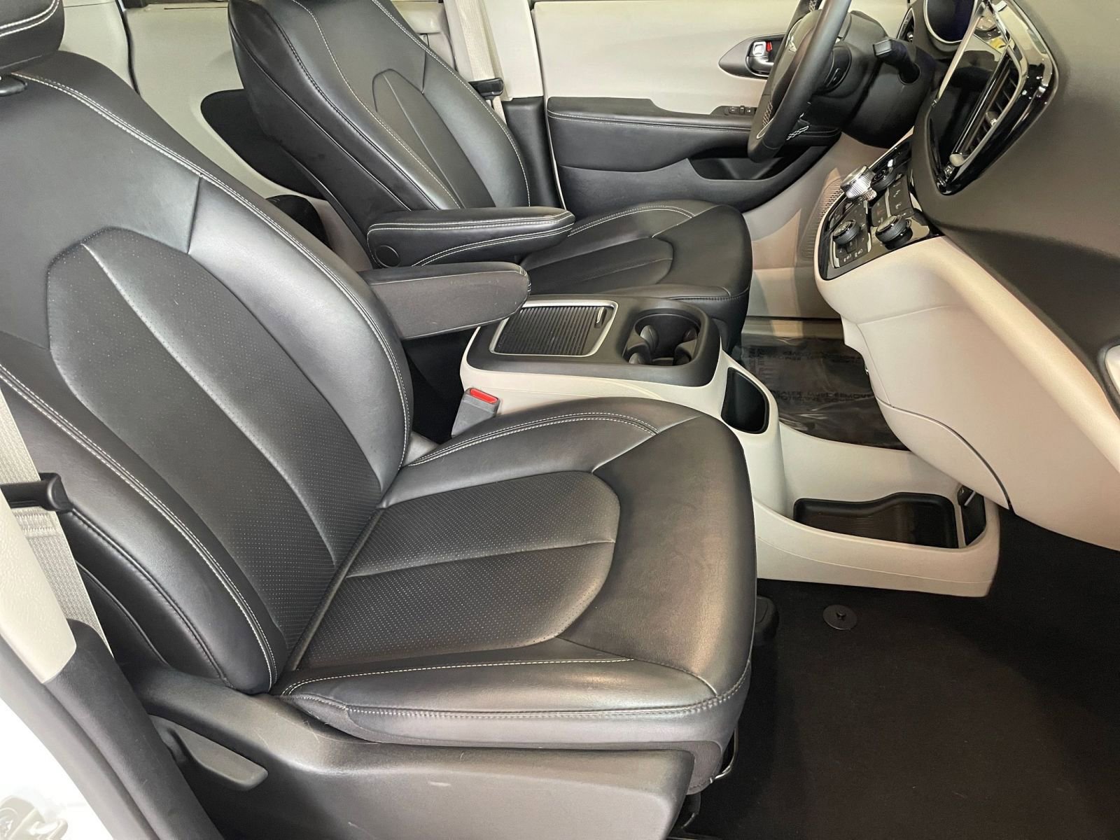Used 2024 Chrysler Pacifica Touring-L image 39