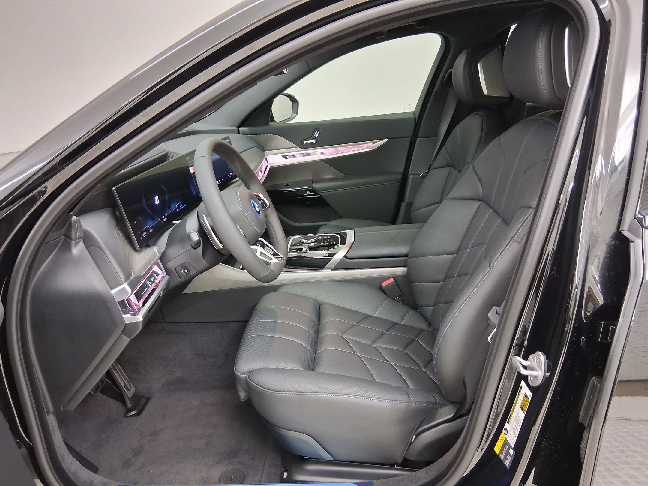New 2026 BMW 750e xDrive w/ Premium Package AWD/4WD image 3