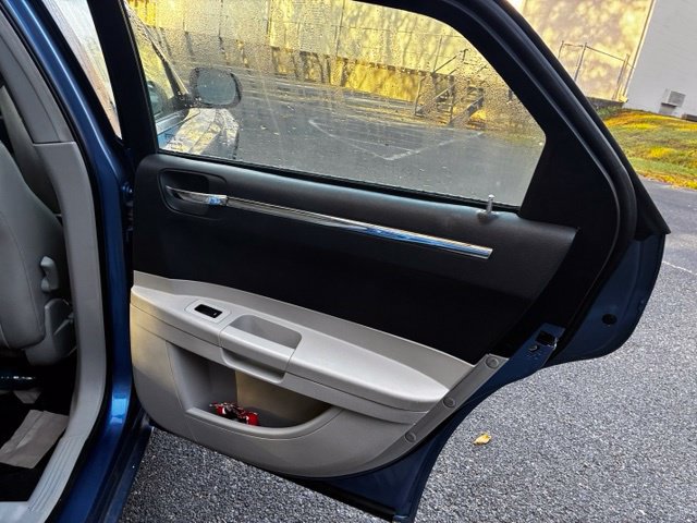 Used 2007 Chrysler 300 Touring w/ Comfort/Convenience Group RWD image 21