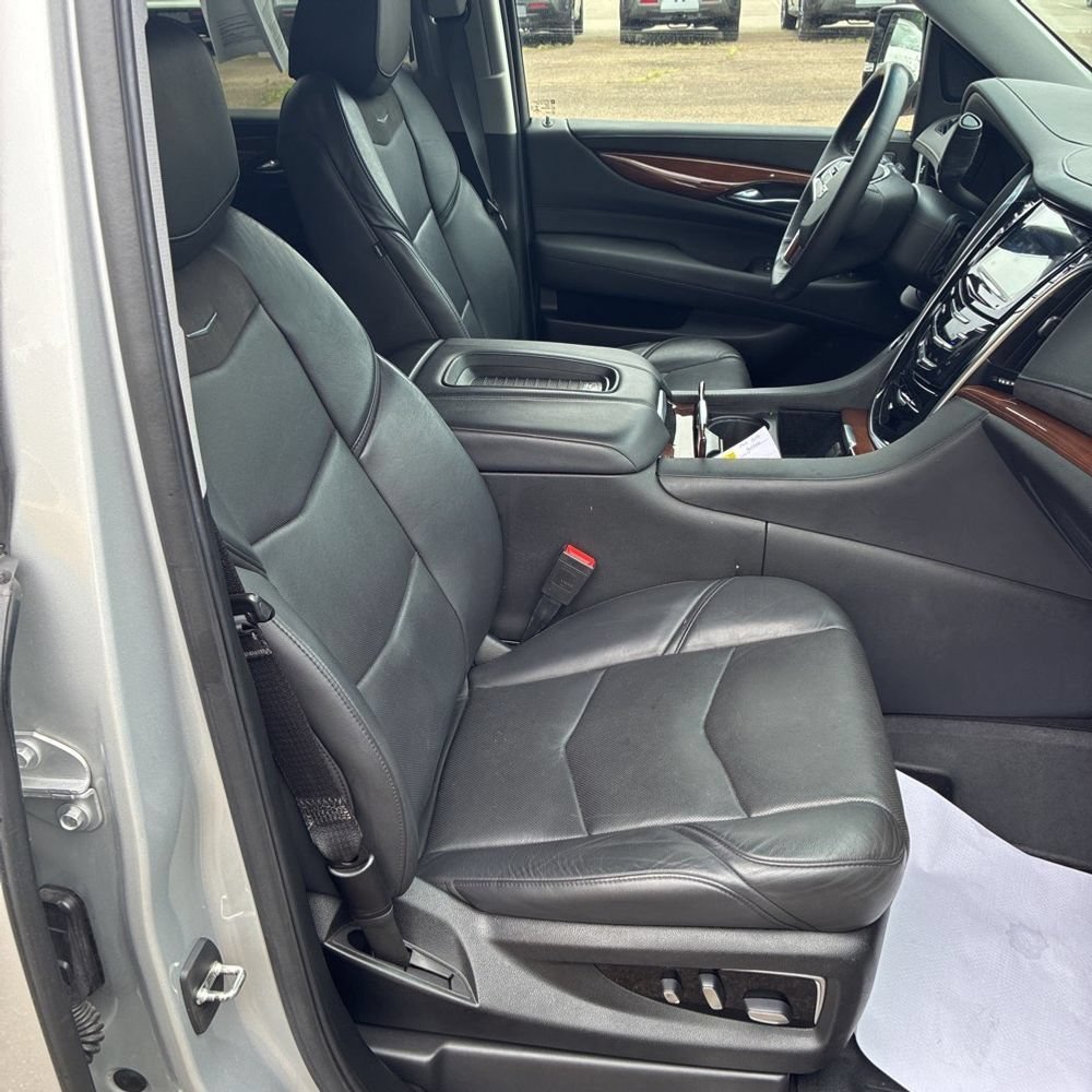 Used 2020 Cadillac Escalade Luxury w/ LPO, Radiant Package AWD/4WD image 6