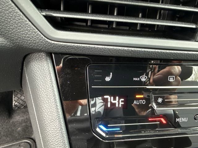 Certified 2025 Volkswagen Jetta SE w/ Sunroof Package image 20