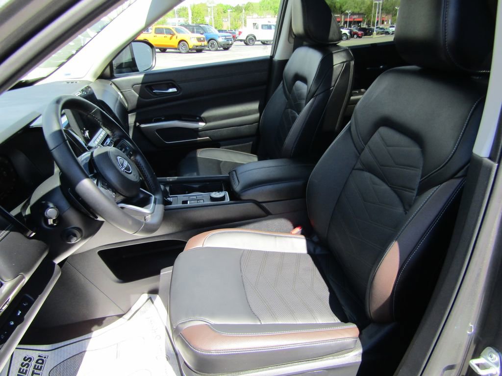 Used 2025 Nissan Pathfinder Platinum w/ Cargo Package AWD/4WD image 10