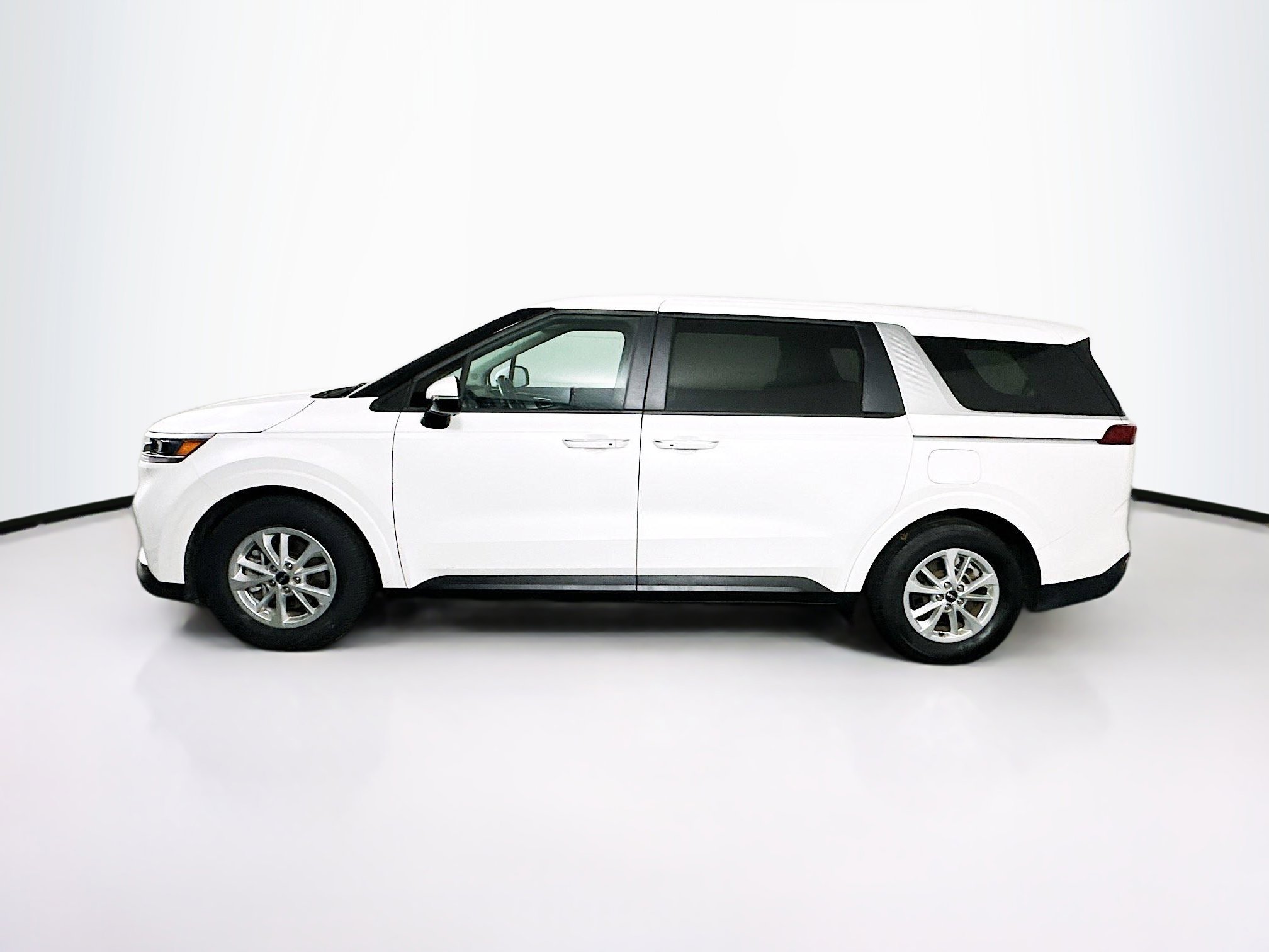 Used 2024 Kia Carnival LX image 4