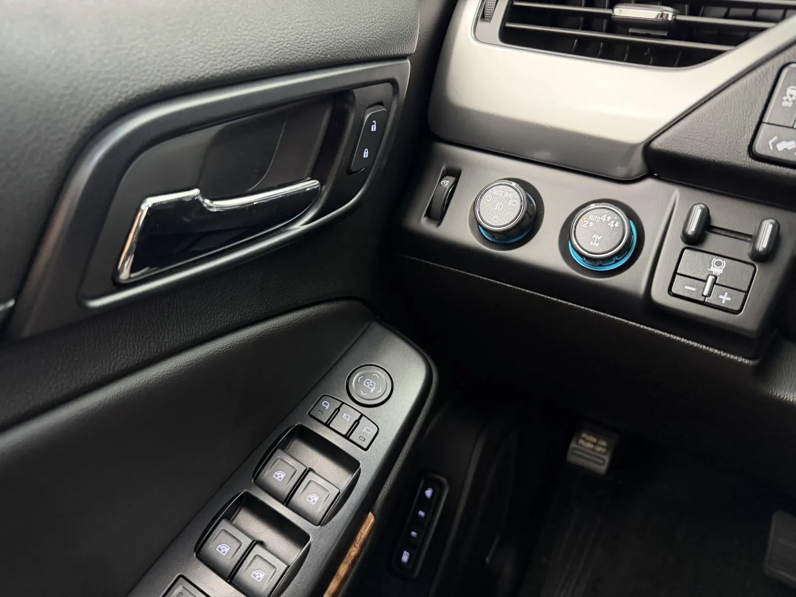 Used 2018 Chevrolet Tahoe Premier AWD/4WD image 14