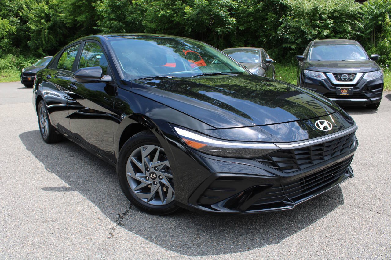 Used 2024 Hyundai Elantra SEL FWD image 4