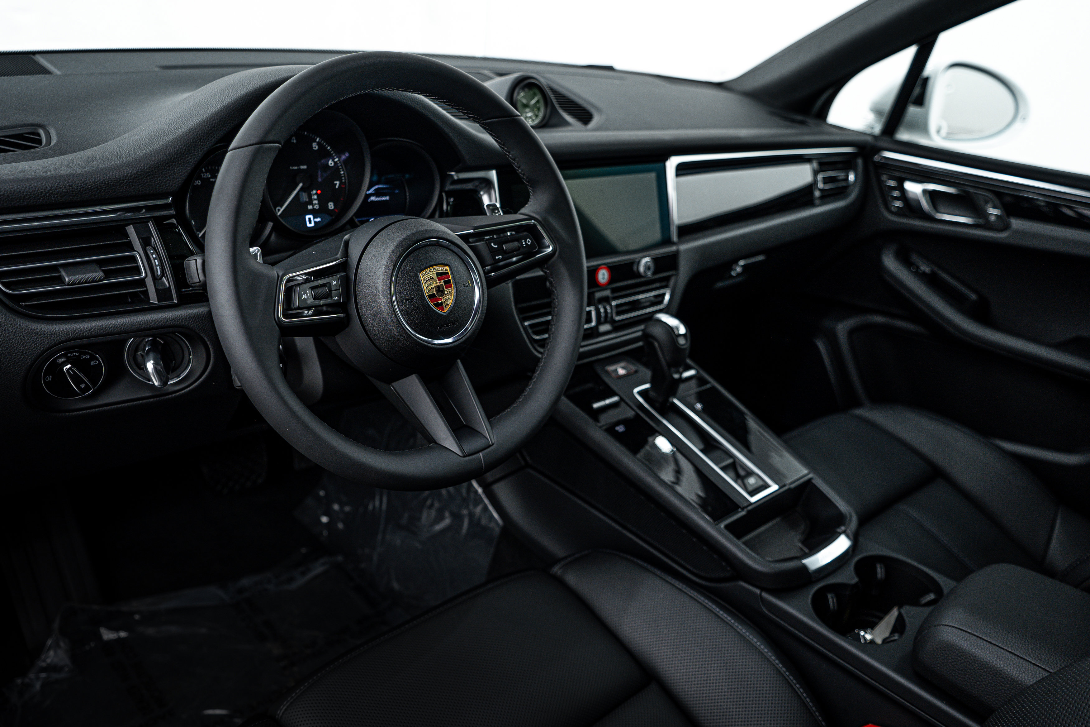 New 2025 Porsche Macan image 4