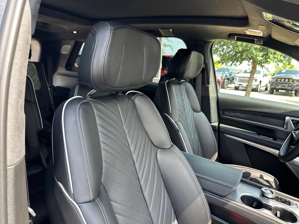 Used 2026 Cadillac Vistiq Platinum w/ LPO, Floor Liner Package AWD/4WD image 38