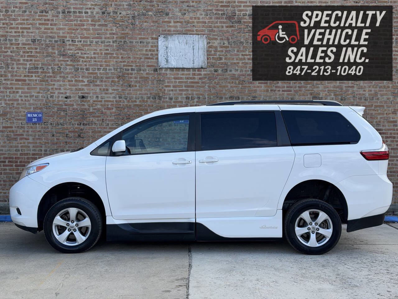 Used 2017 Toyota Sienna LE image 5
