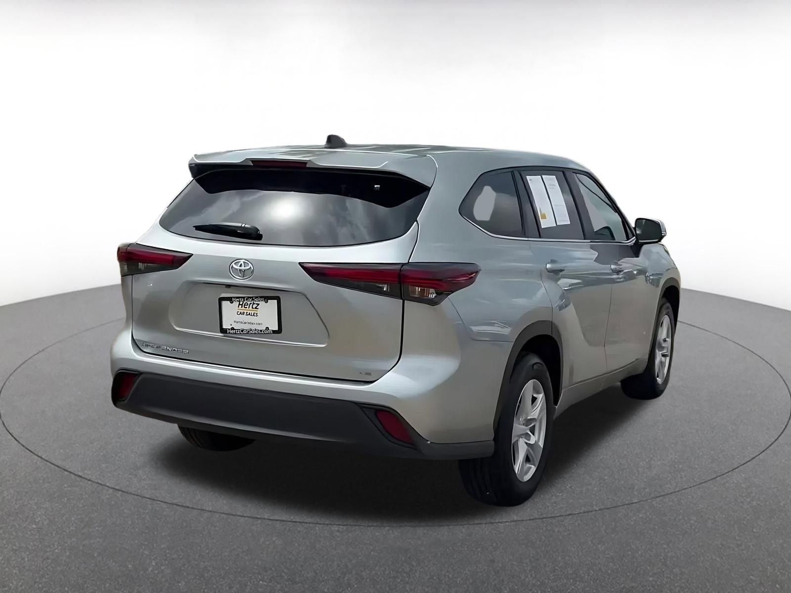 Used 2025 Toyota Highlander LE image 11