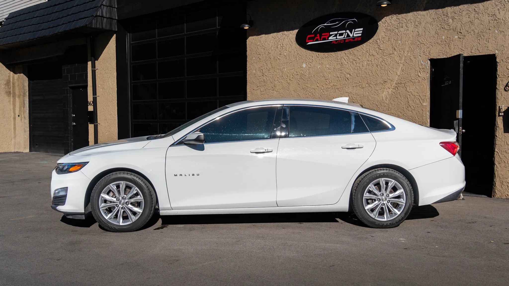 Used 2020 Chevrolet Malibu LT FWD image 2