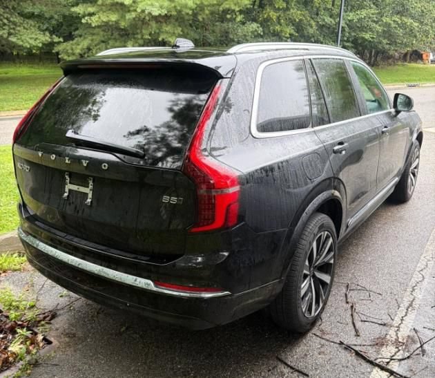 Used 2025 Volvo XC90 B5 Core AWD/4WD image 3