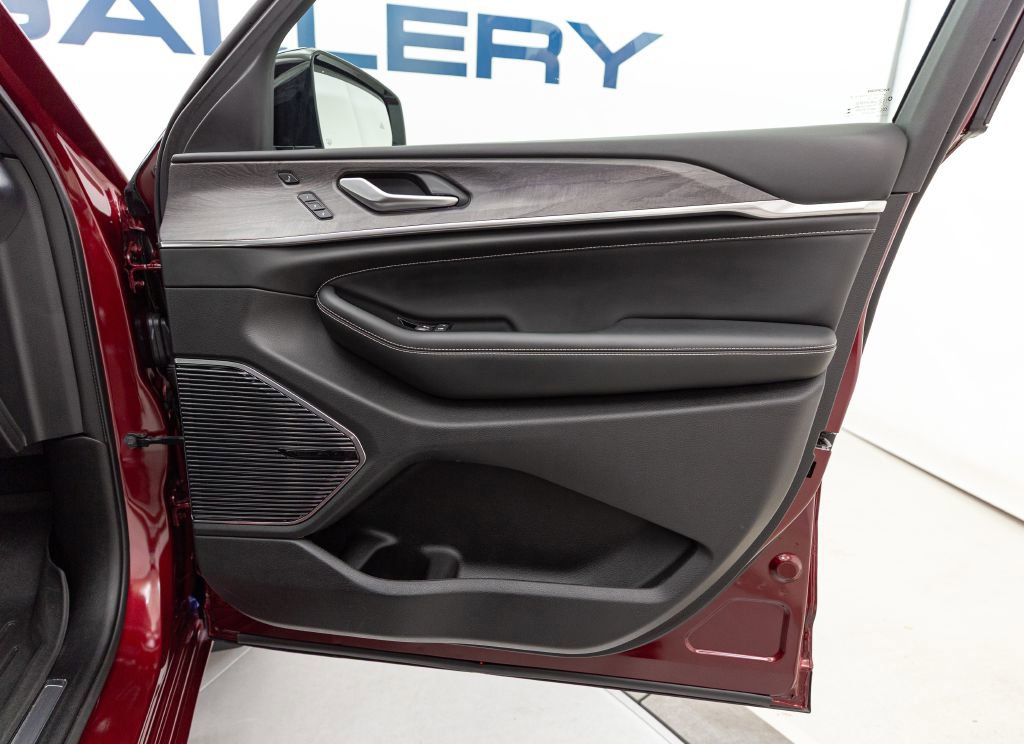 Used 2023 Jeep Grand Cherokee Overland w/ Advanced Protech Group III image 38