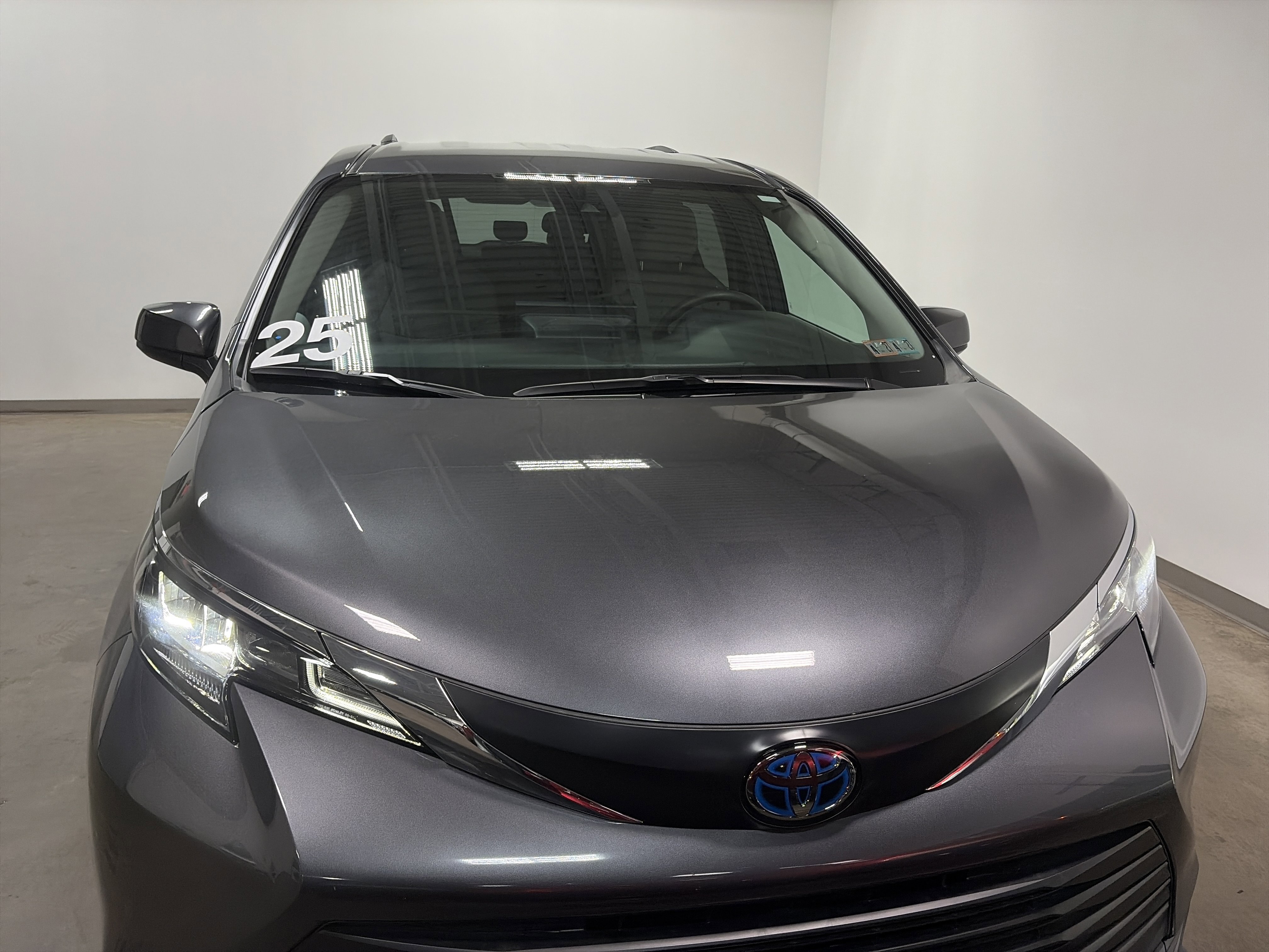 Used 2025 Toyota Sienna LE image 35