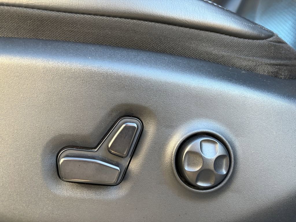 Used 2024 Chrysler Pacifica Touring-L image 14