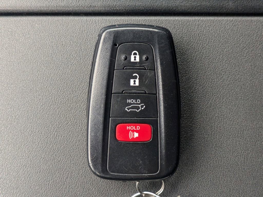 Used 2023 Toyota Highlander LE image 35
