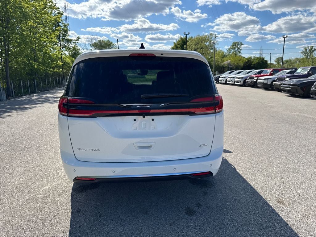 New 2027 Chrysler Pacifica Select AWD/4WD image 7