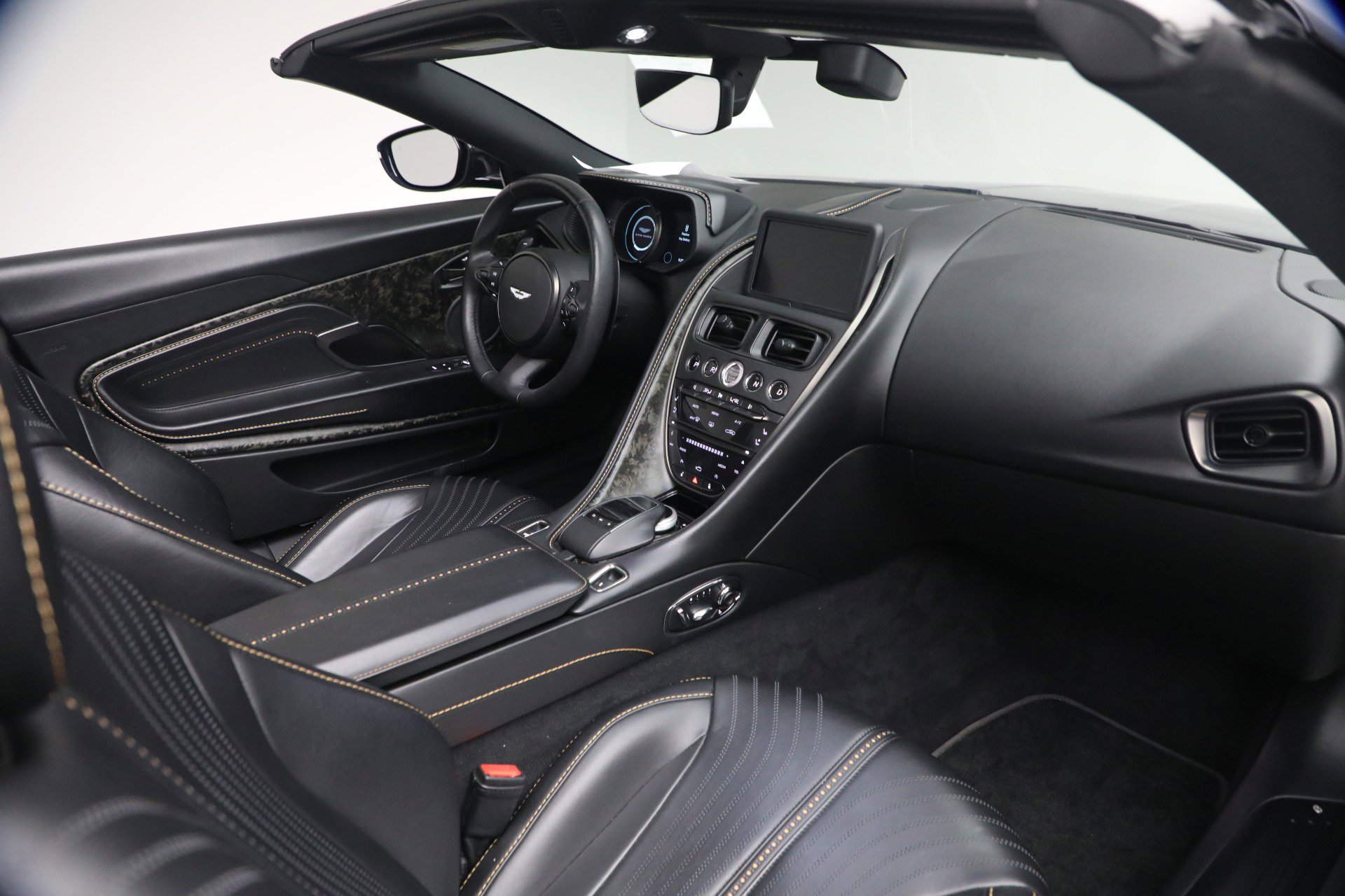 Used 2020 Aston Martin DB11 Volante image 36