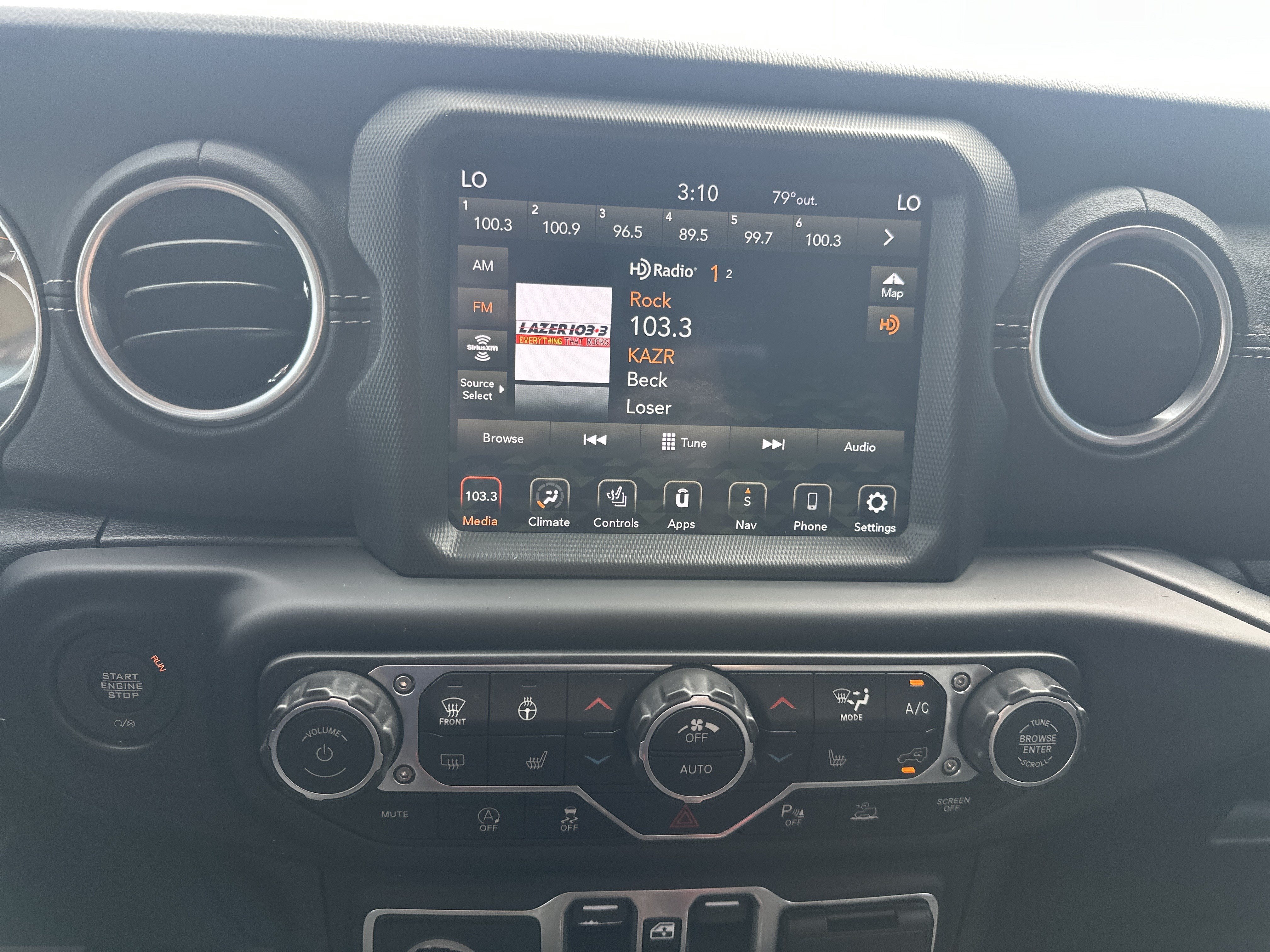 Used 2020 Jeep Gladiator Overland AWD/4WD image 17