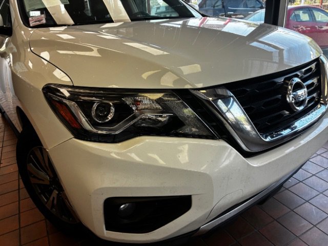 Used 2020 Nissan Pathfinder SL image 2