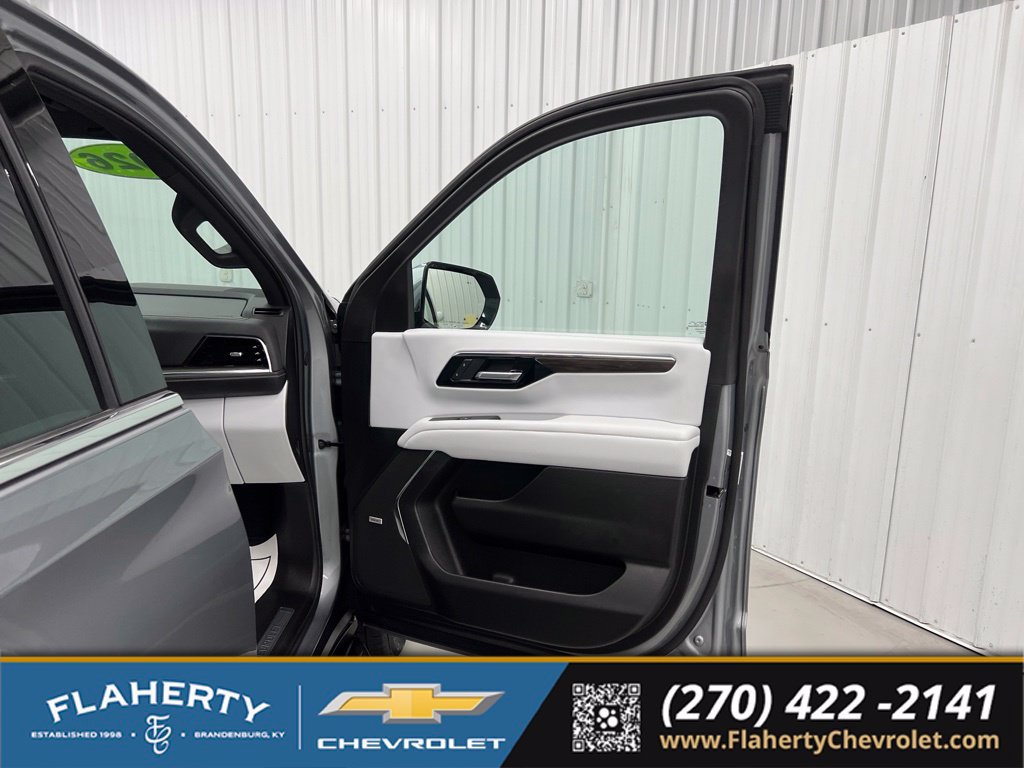 Used 2026 Chevrolet Suburban Premier AWD/4WD image 14