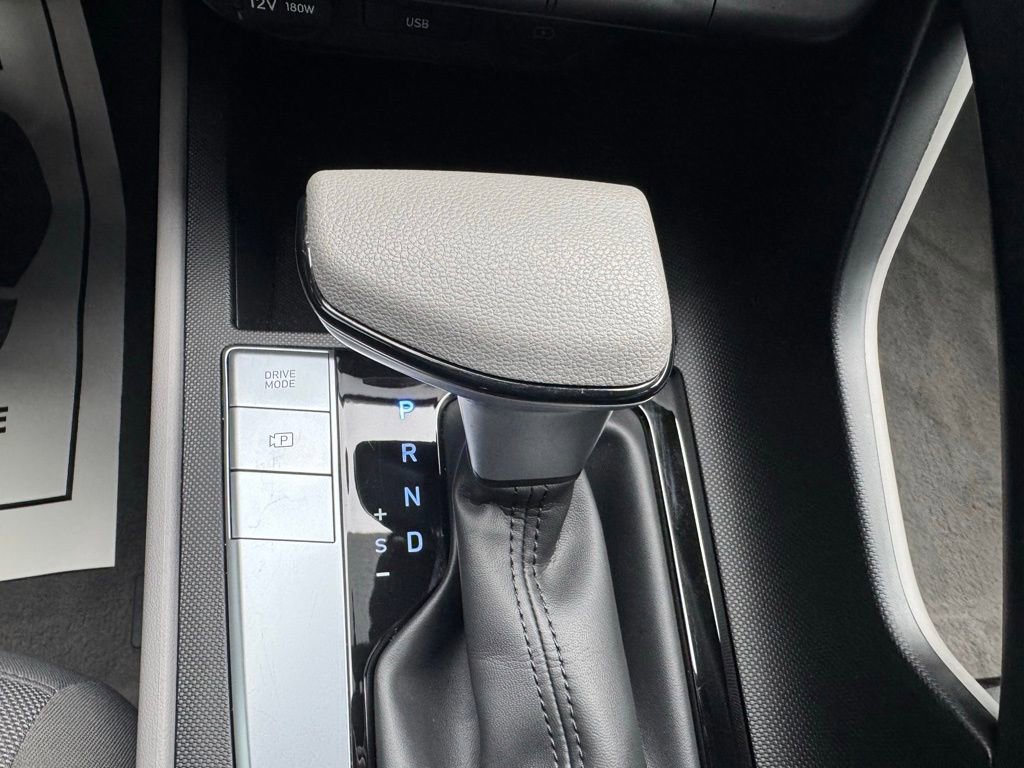 Used 2025 Hyundai Elantra SE image 1