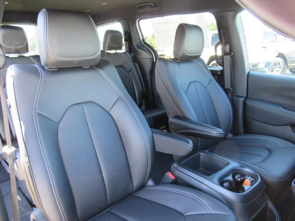 New 2026 Chrysler Pacifica Select FWD image 8